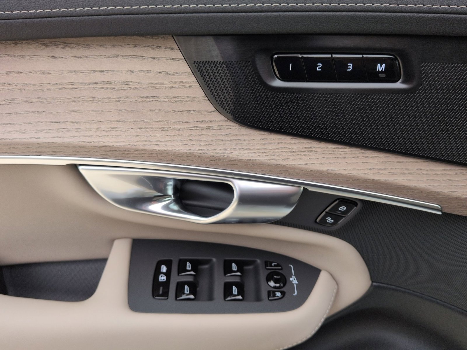 New 2026 Volvo XC90 T8 Plus w/ Protection Package Premier image 15