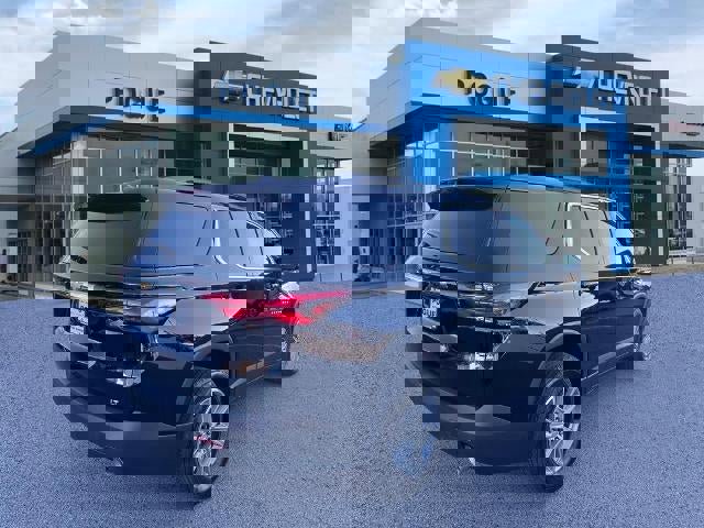 Used 2023 Chevrolet Traverse LT image 2