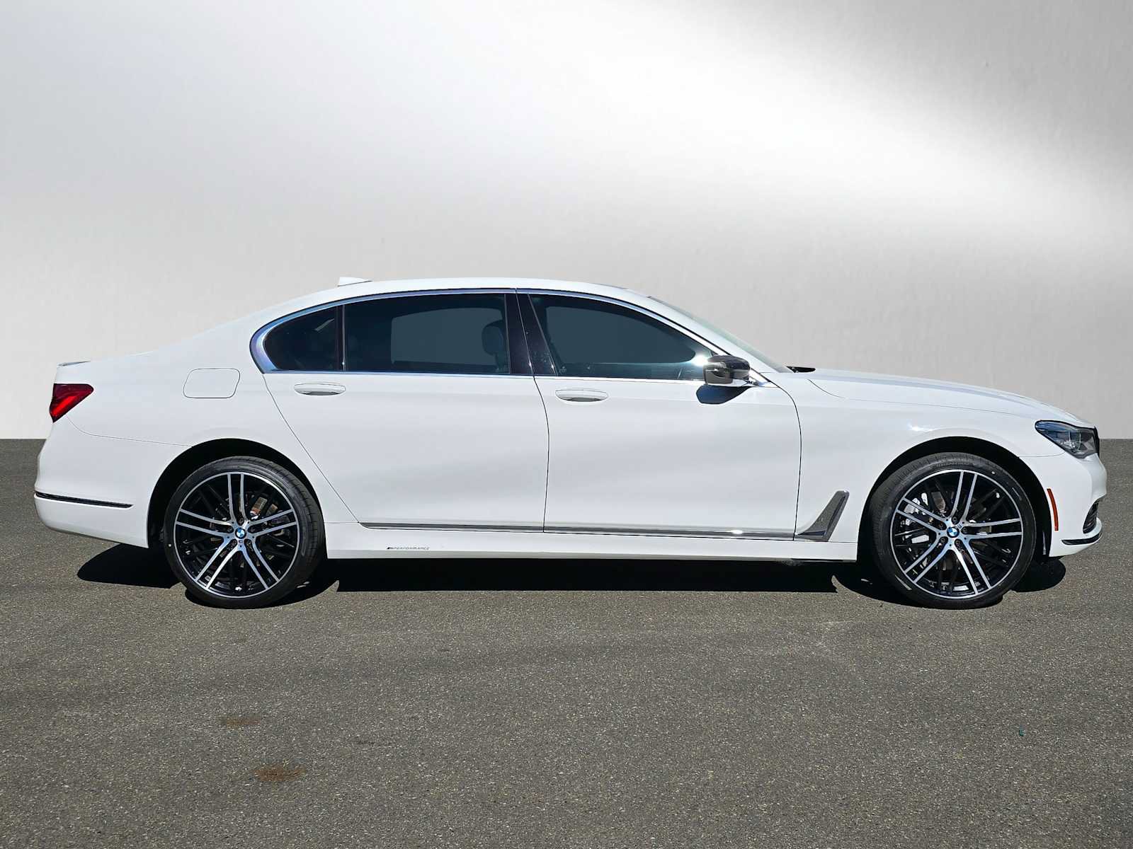 Used 2018 BMW 750i RWD image 2