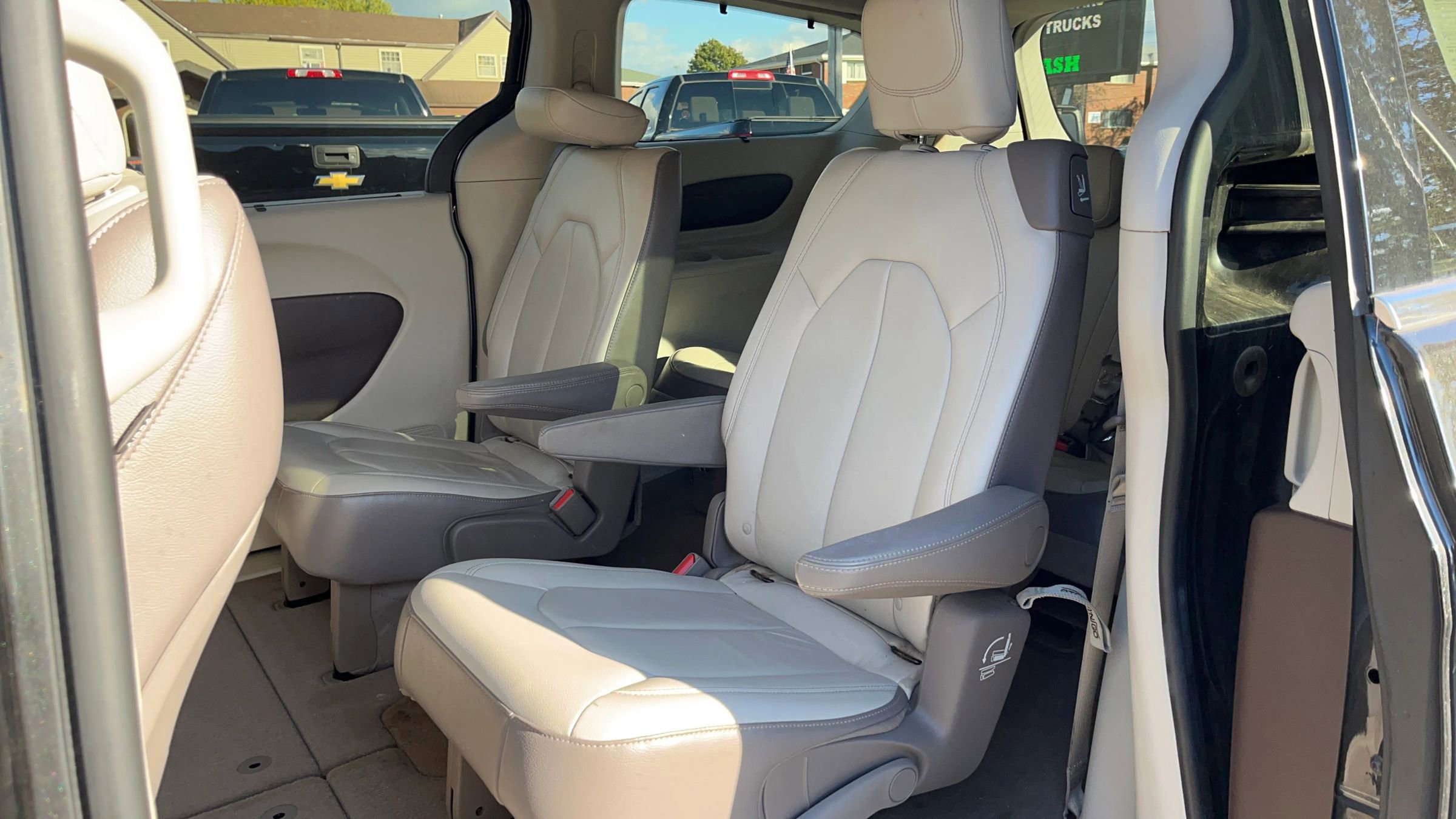 Used 2017 Chrysler Pacifica Touring-L image 31