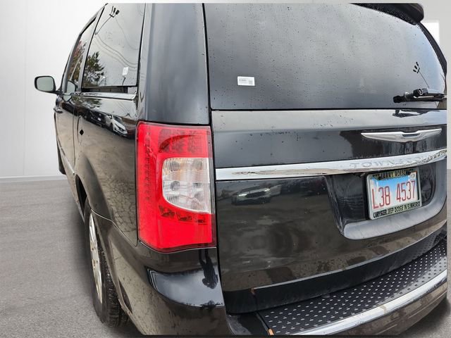 Used 2013 Chrysler Town & Country Touring image 31