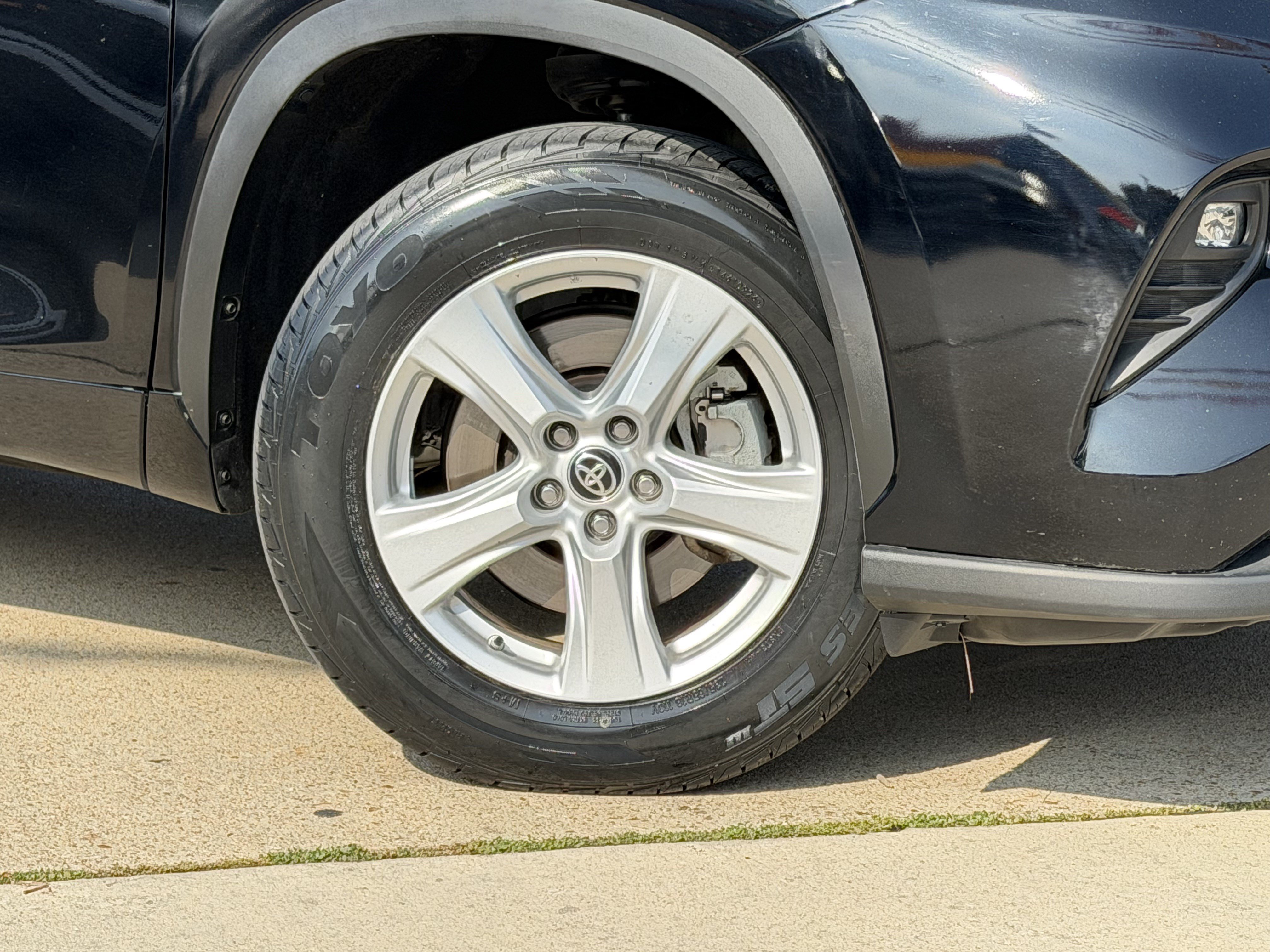 Used 2025 Toyota Highlander LE FWD image 3