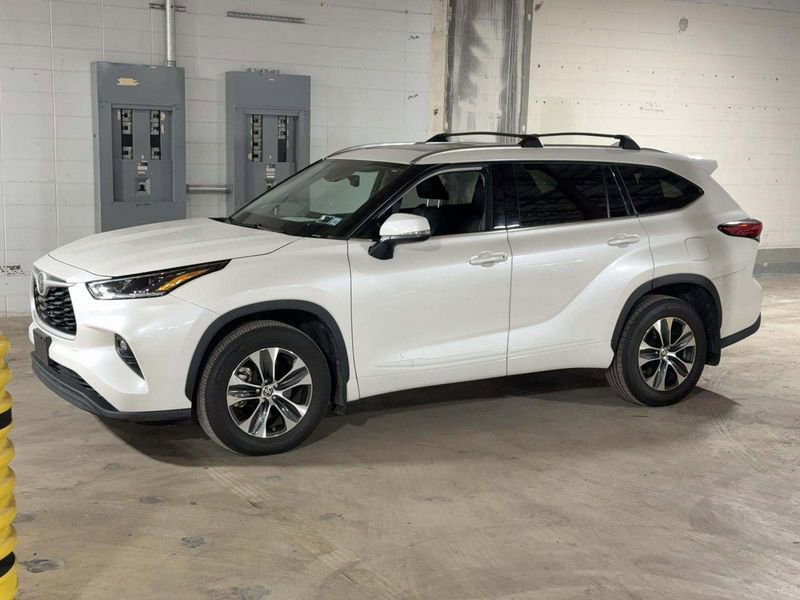 Used 2021 Toyota Highlander XLE image 6