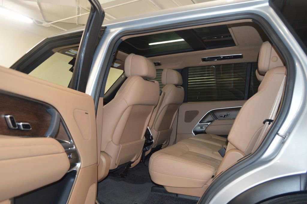 Used 2024 Land Rover Range Rover Long Wheelbase SE image 31