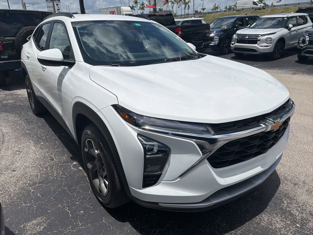 Used 2025 Chevrolet Trax LT w/ Driver Confidence Package FWD image 3