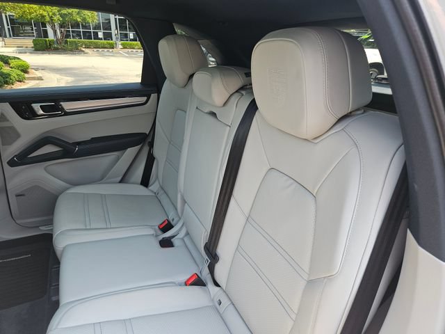 Used 2021 Porsche Cayenne AWD/4WD image 32