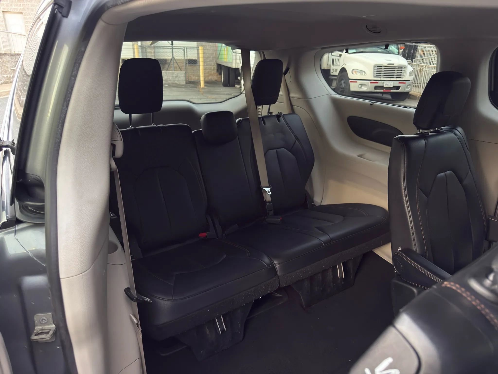 Used 2020 Chrysler Pacifica Touring-L image 30