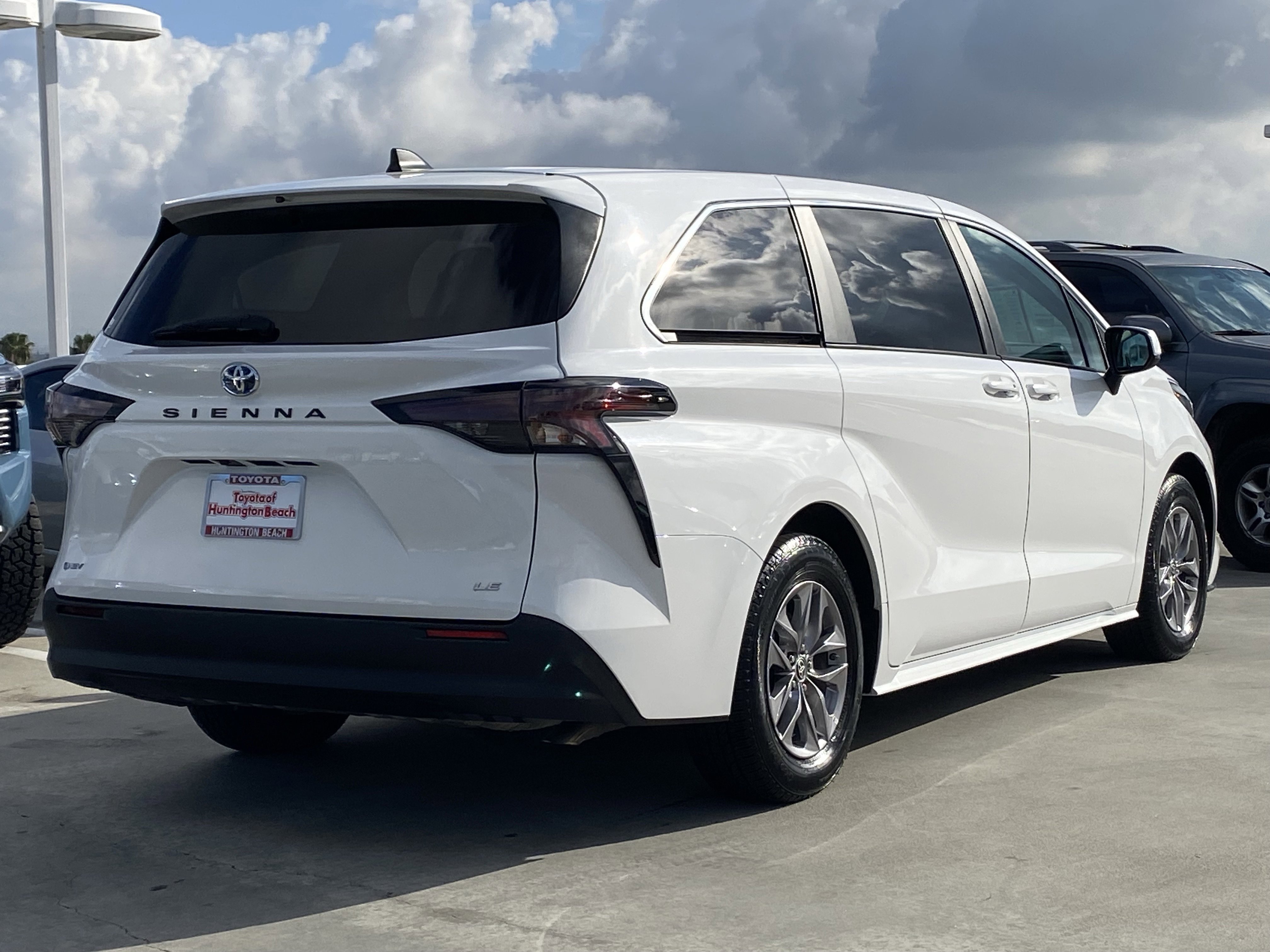 Certified 2025 Toyota Sienna LE FWD image 3