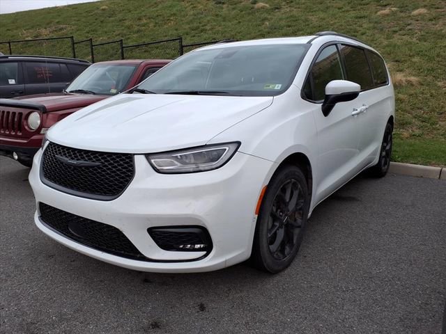 Used 2023 Chrysler Pacifica Touring-L w/ Uconnect Theater Family Group image 12