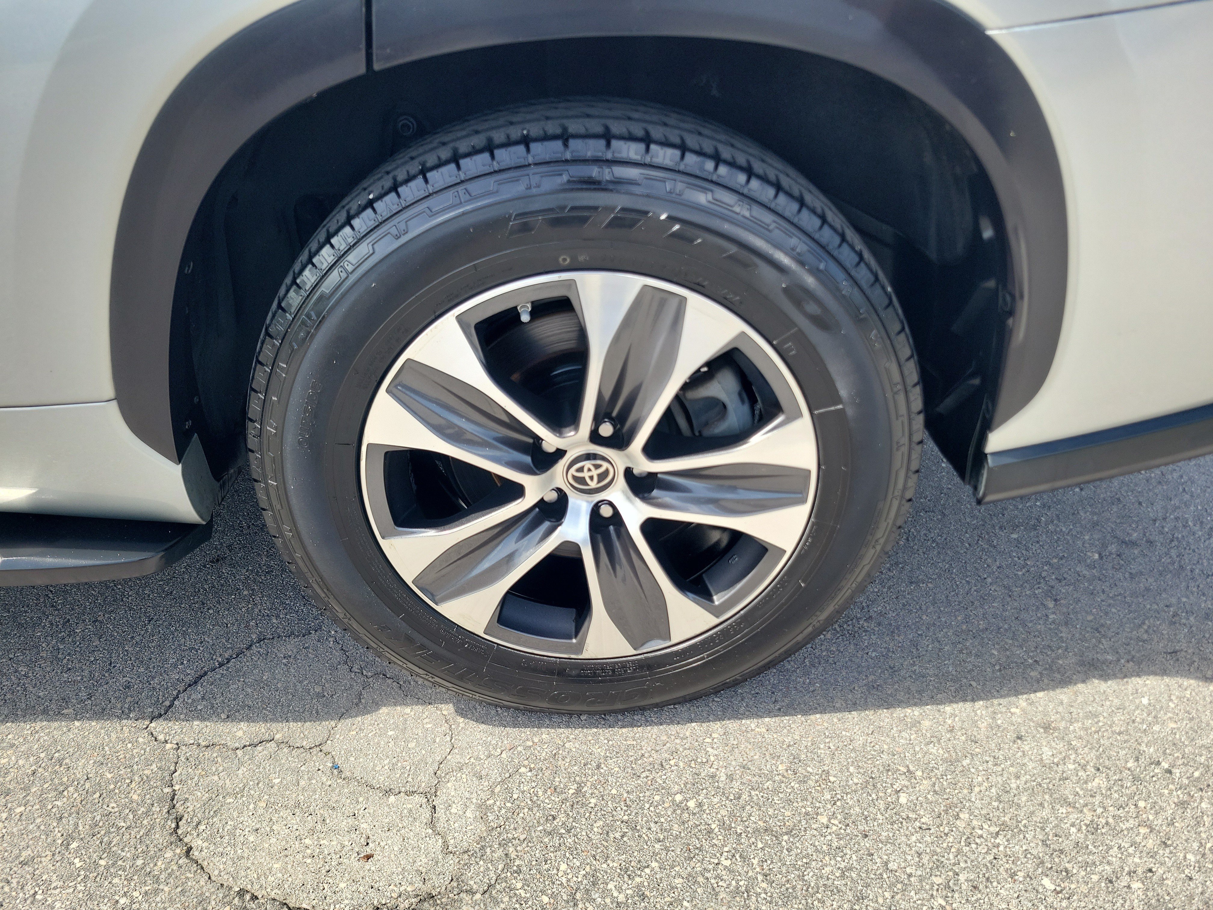 Used 2021 Toyota Highlander XLE FWD image 30