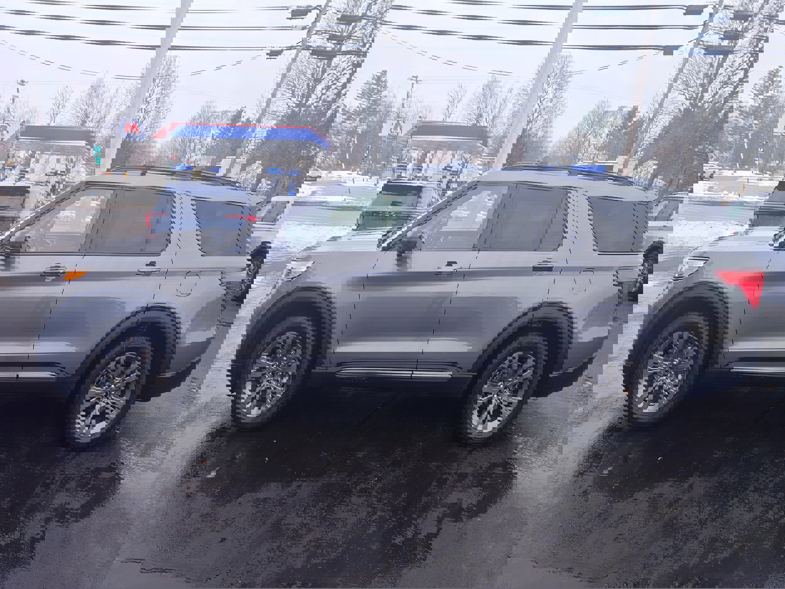 Used 2021 Ford Explorer XLT w/ Equipment Group 202A image 1