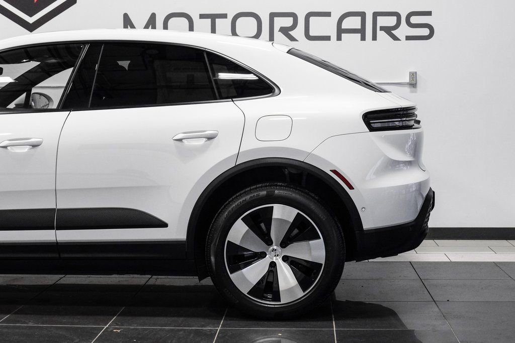 Used 2024 Porsche Macan 4 Electric AWD/4WD image 17