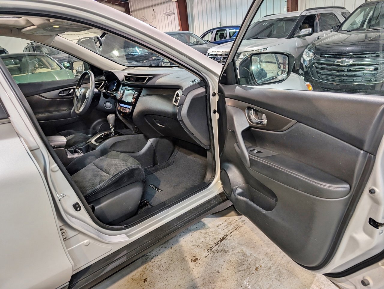 Used 2015 Nissan Rogue SV w/ SV Premium Package image 31