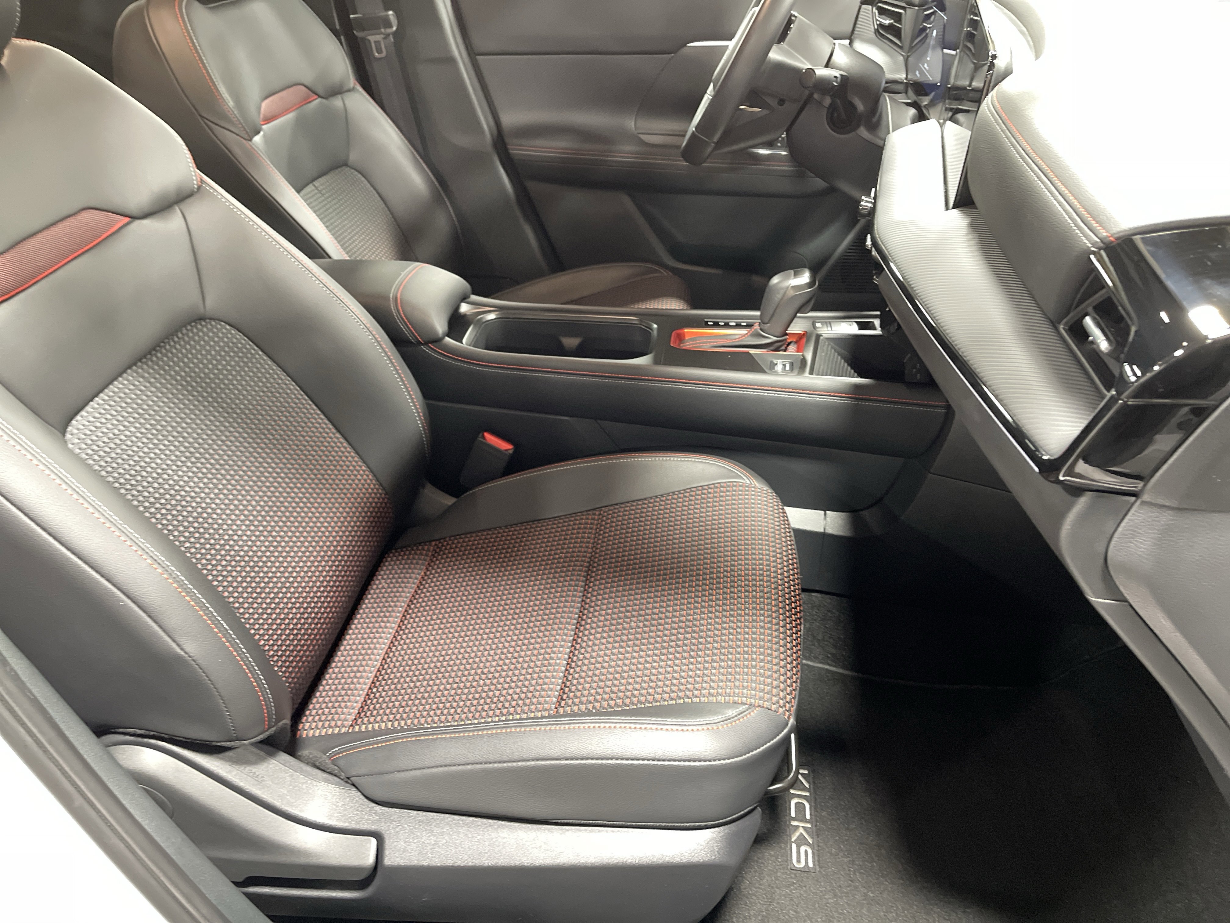 Used 2025 Nissan Kicks SR image 13