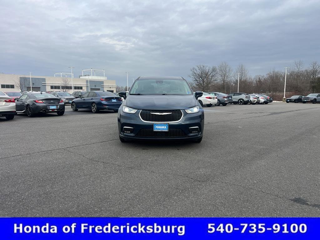 Used 2023 Chrysler Pacifica Touring-L image 2