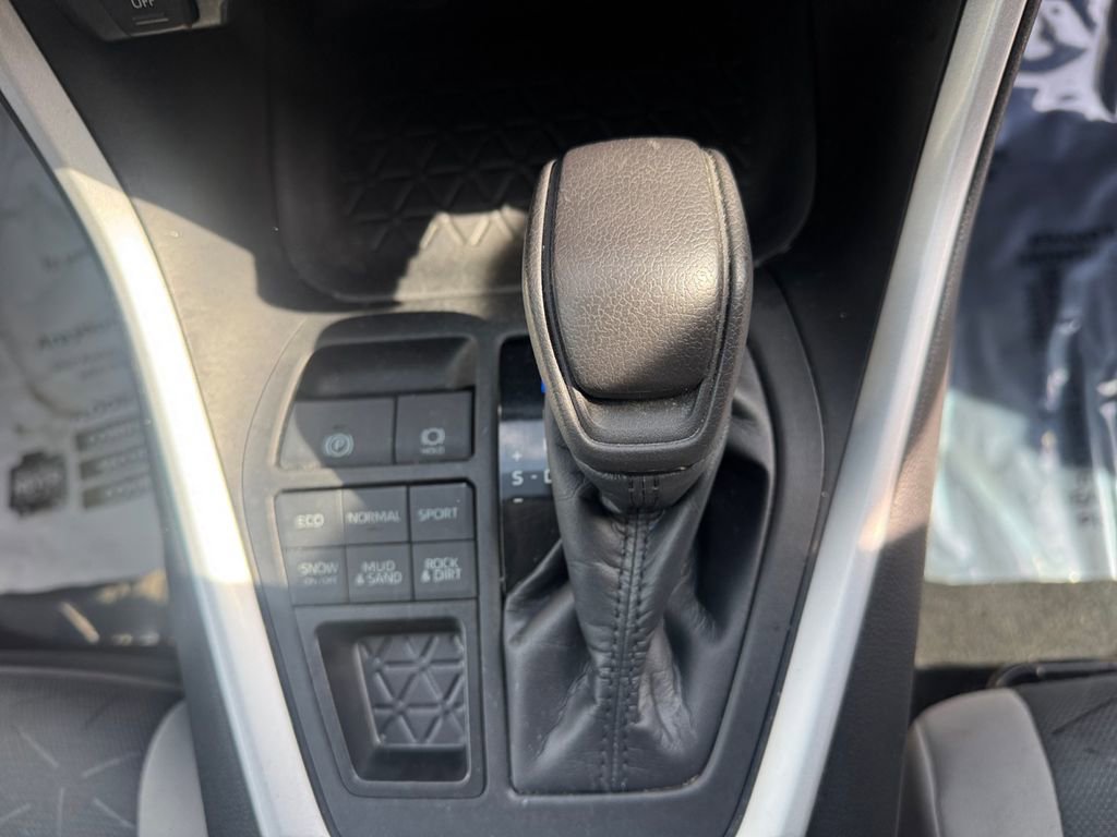 Used 2021 Toyota RAV4 XLE image 19