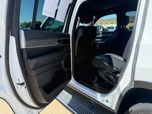 Used 2024 Jeep Wagoneer Series III w/ Premium Group I AWD/4WD image 37