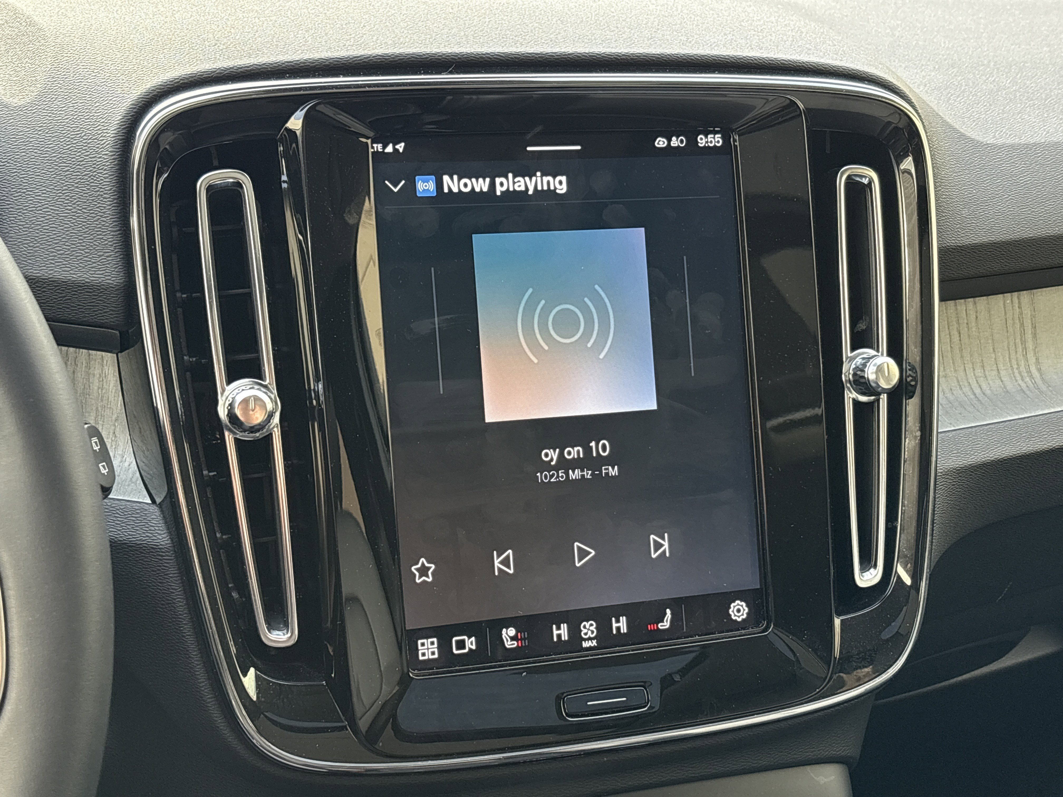 Certified 2025 Volvo XC40 B5 Core image 45