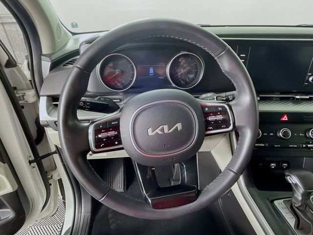 Used 2023 Kia Carnival LX image 12