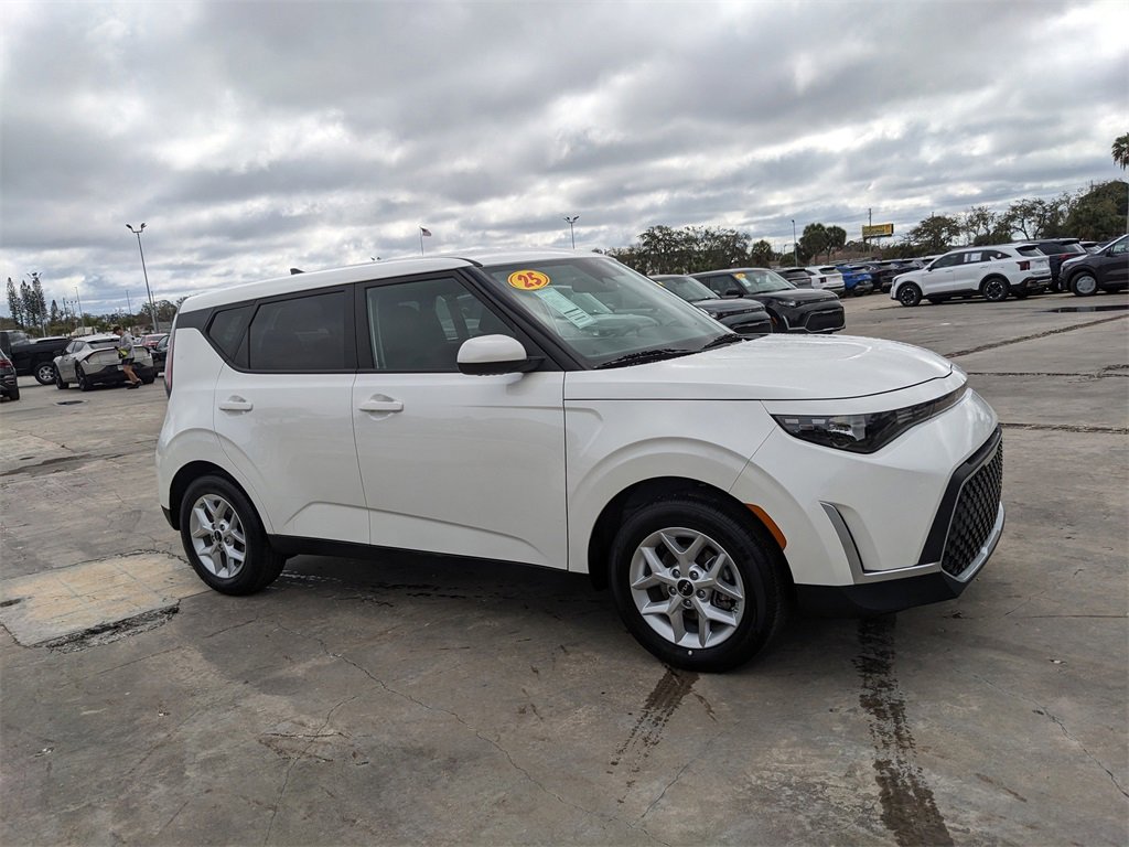Certified 2025 Kia Soul LX image 3