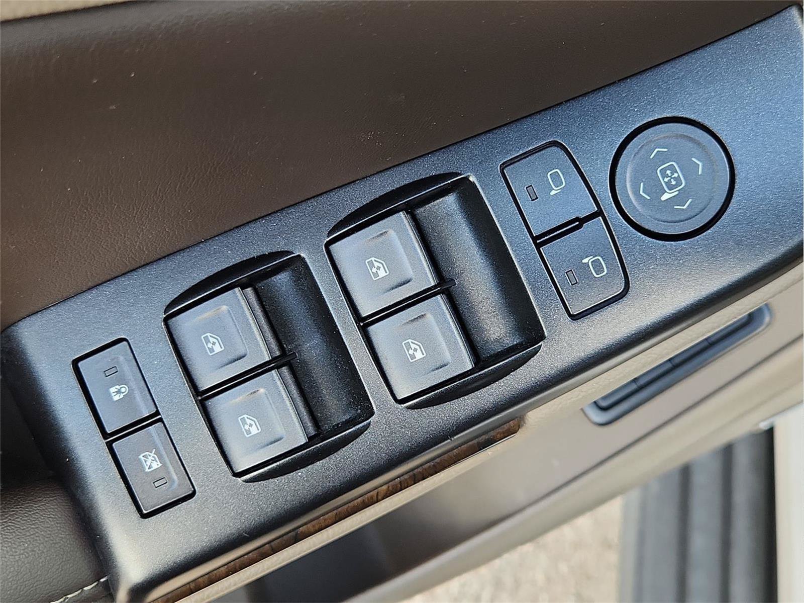 Used 2015 Chevrolet Suburban LT RWD image 21
