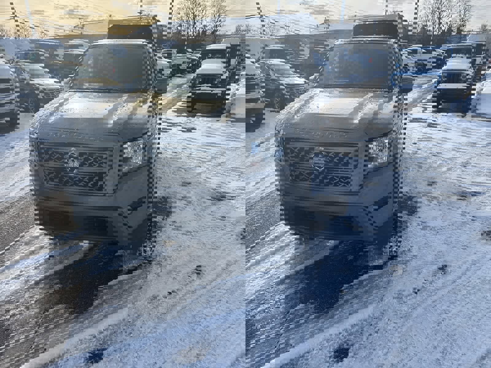 Used 2024 Nissan Frontier SV image 3