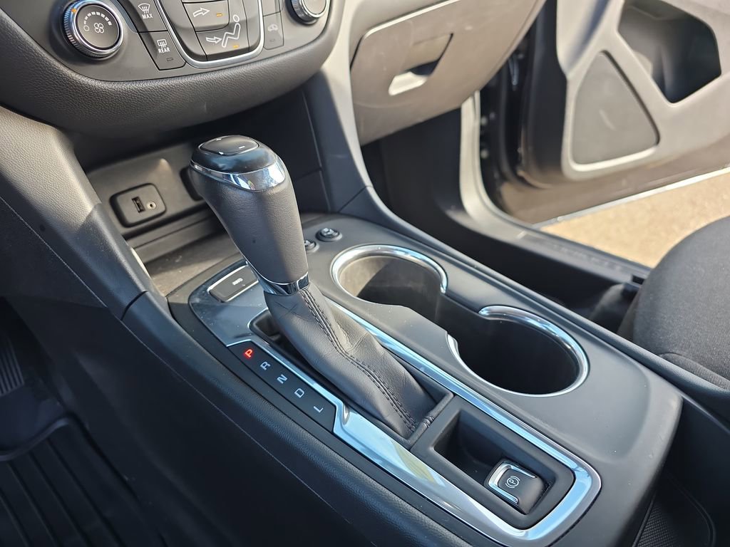 Used 2018 Chevrolet Equinox LT image 23