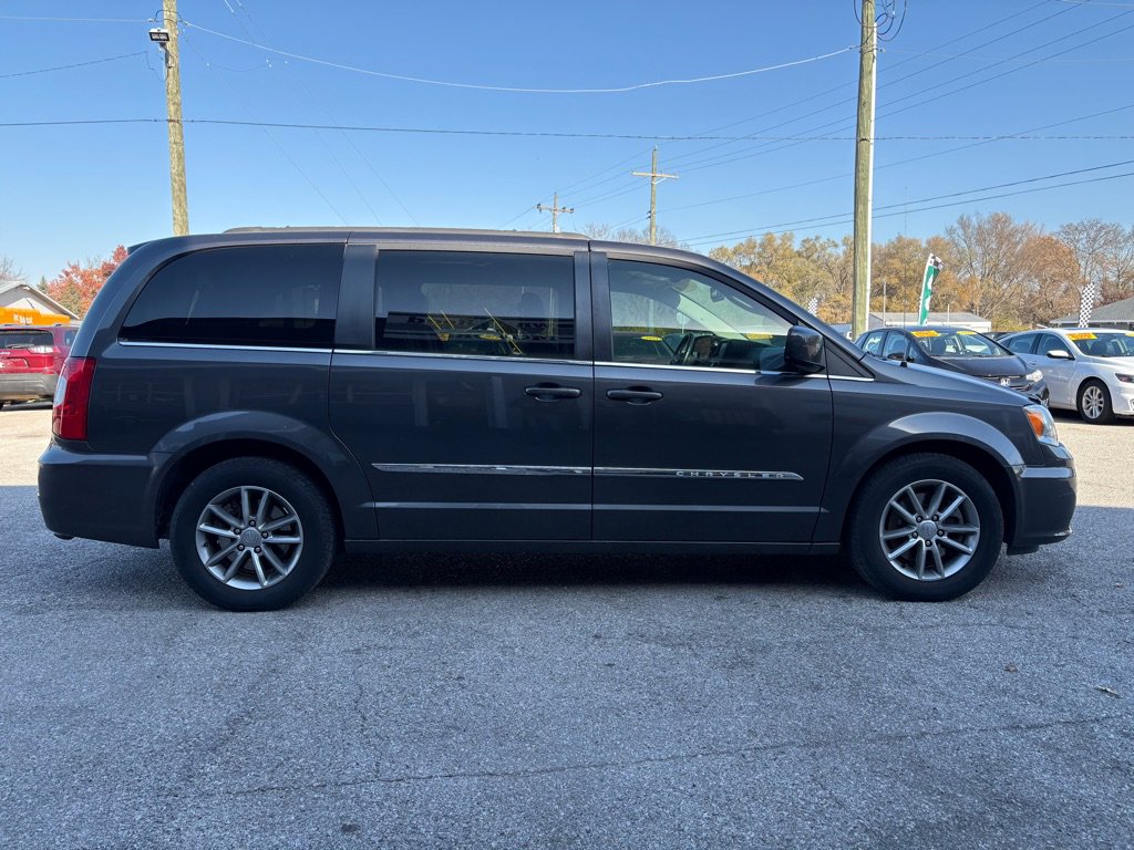 Used 2016 Chrysler Town & Country Touring image 5