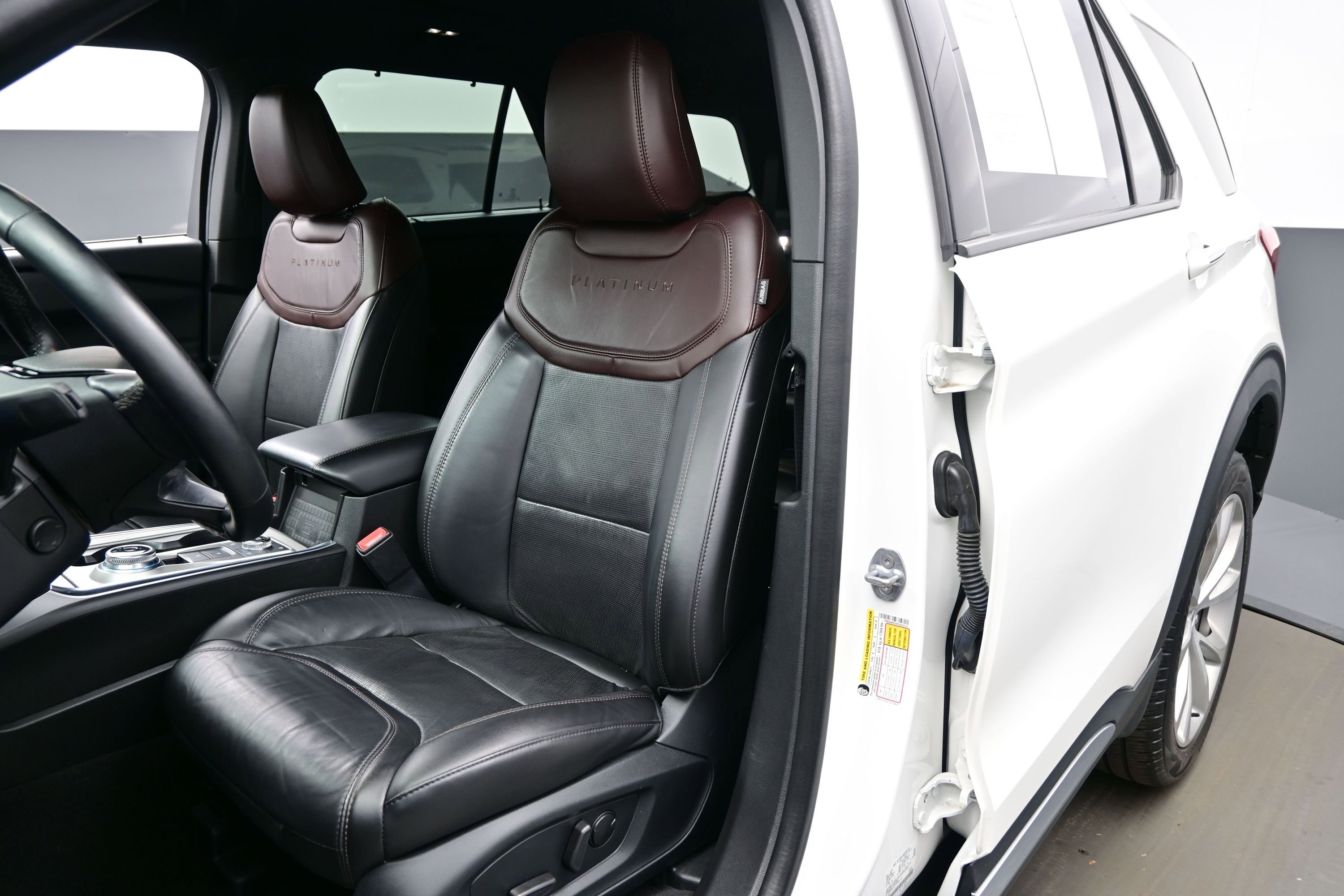 Used 2023 Ford Explorer Platinum w/ Technology Package AWD/4WD image 12