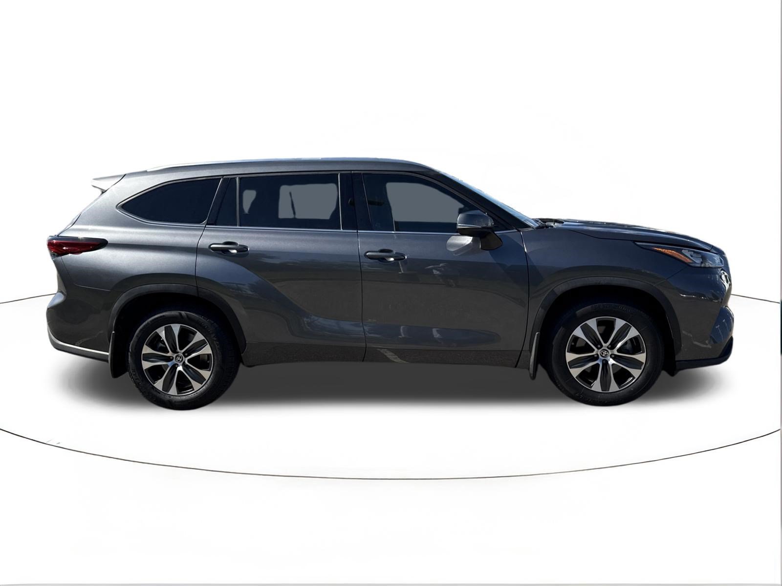 Used 2020 Toyota Highlander XLE FWD image 2