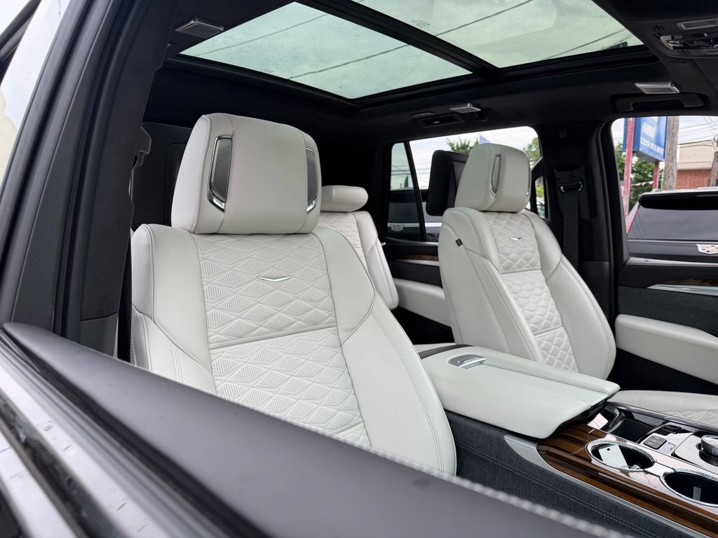 Used 2025 Cadillac Escalade Sport Platinum w/ LPO, ONYX Package AWD/4WD image 11