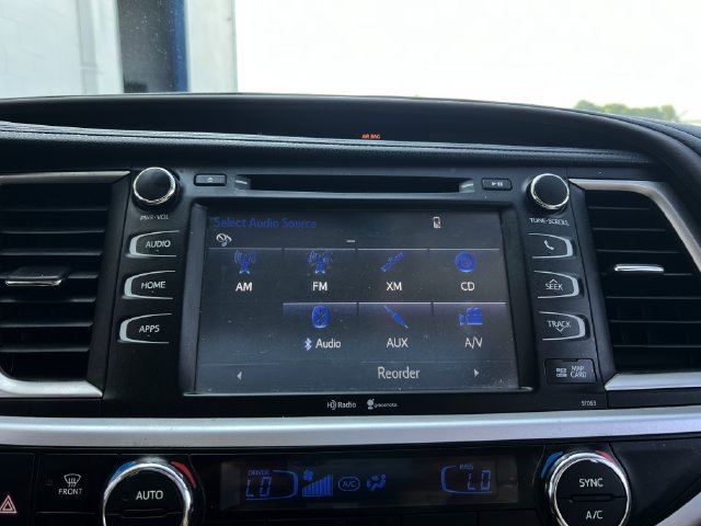 Used 2014 Toyota Highlander XLE FWD image 17