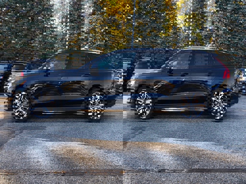 Used 2025 Volvo V60 B5 Cross Country Plus image 7