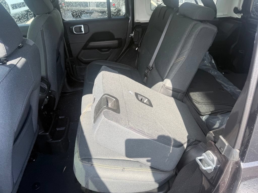 Used 2025 Jeep Wrangler Unlimited Sahara AWD/4WD image 39