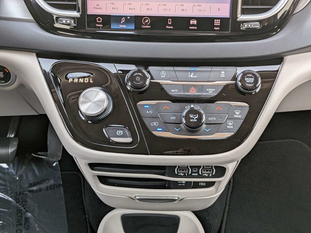 Used 2022 Chrysler Pacifica Touring-L FWD image 19