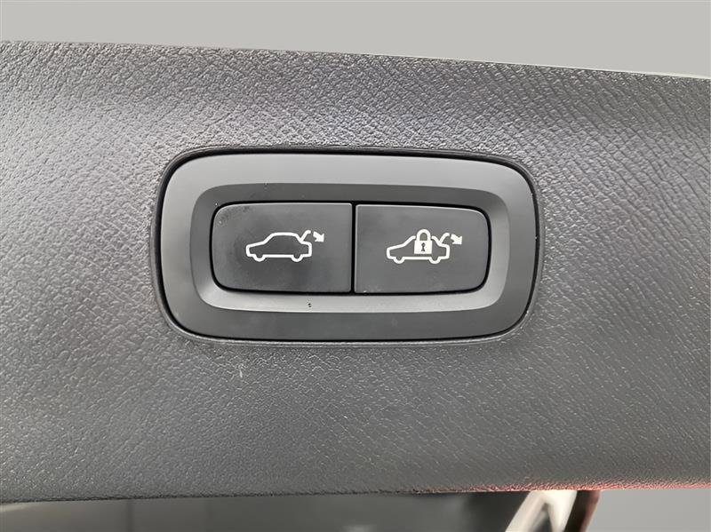 Used 2017 Volvo XC90 T6 Momentum w/ Vision Package image 12