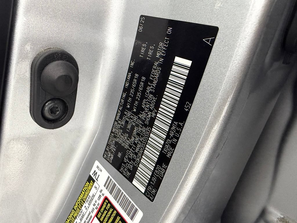 Used 2025 Toyota Highlander XLE FWD image 38