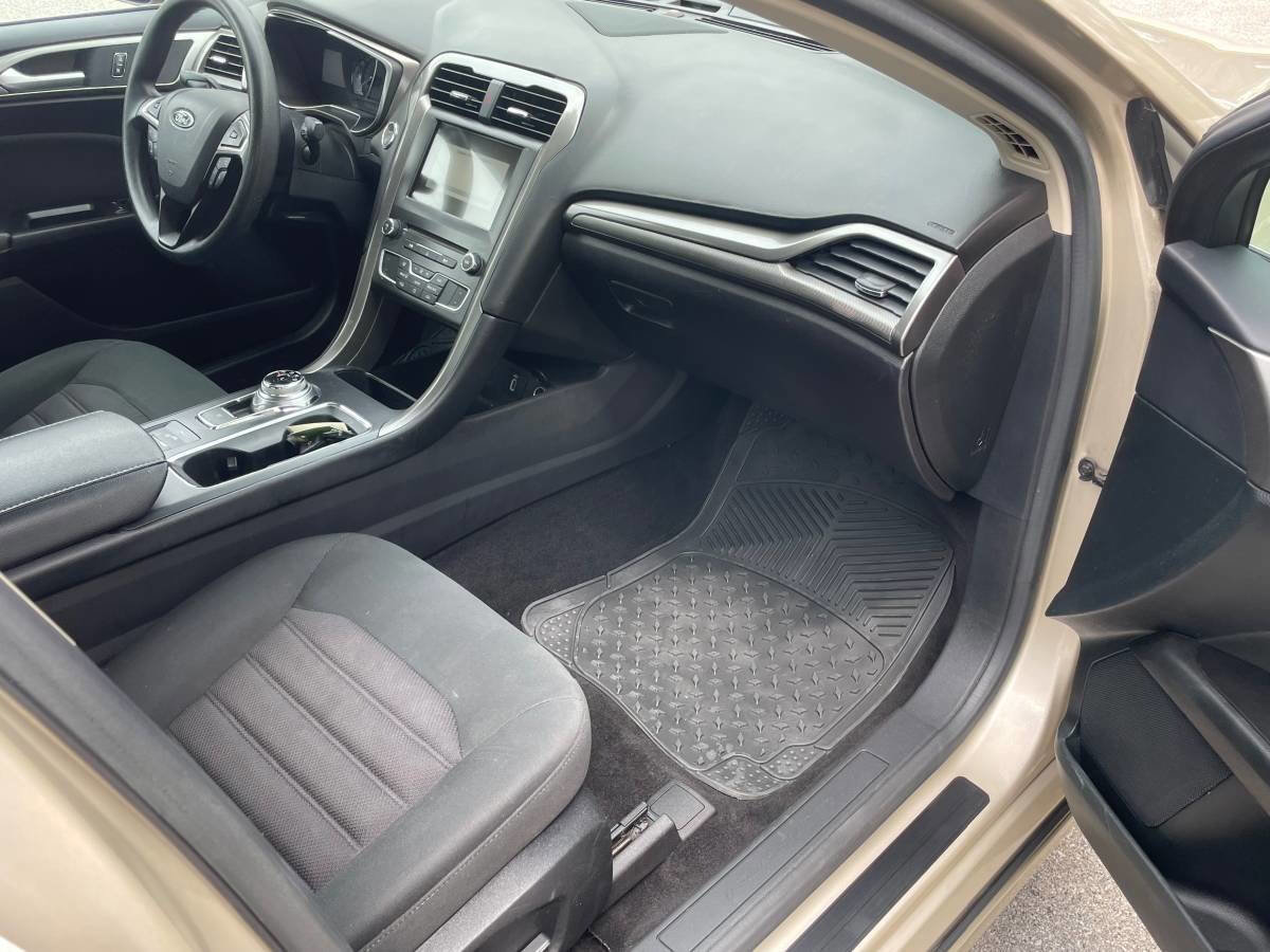 Used 2017 Ford Fusion SE w/ Fusion SE Technology Package image 9