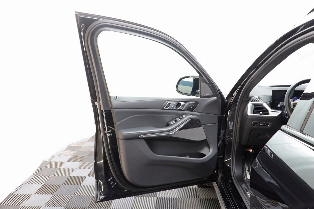 Certified 2025 BMW X7 M60i AWD/4WD image 5