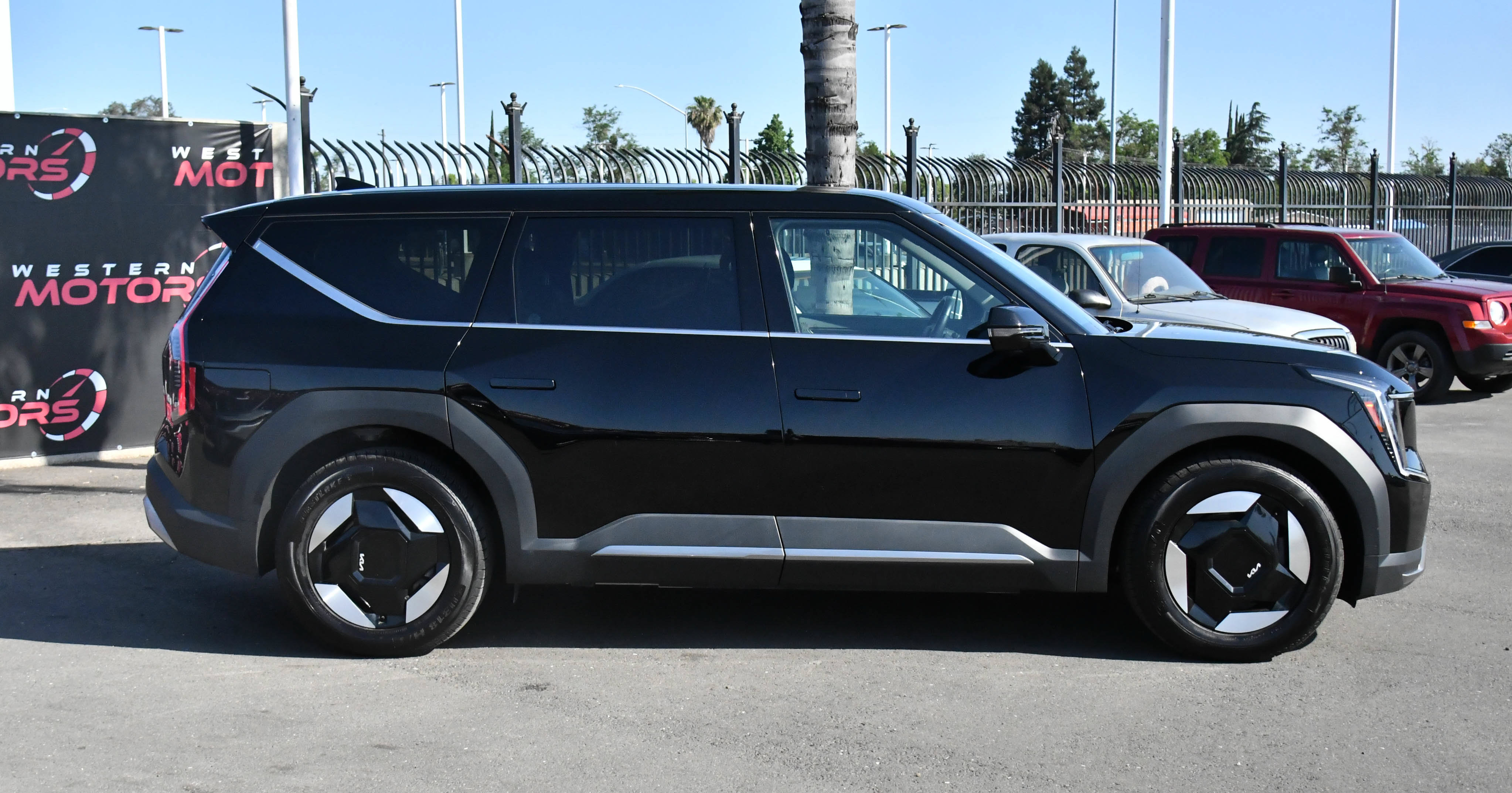 Used 2024 Kia EV9 Light Long Range RWD image 9
