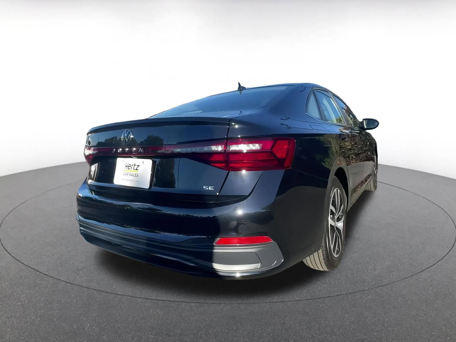 Used 2025 Volkswagen Jetta SE image 12