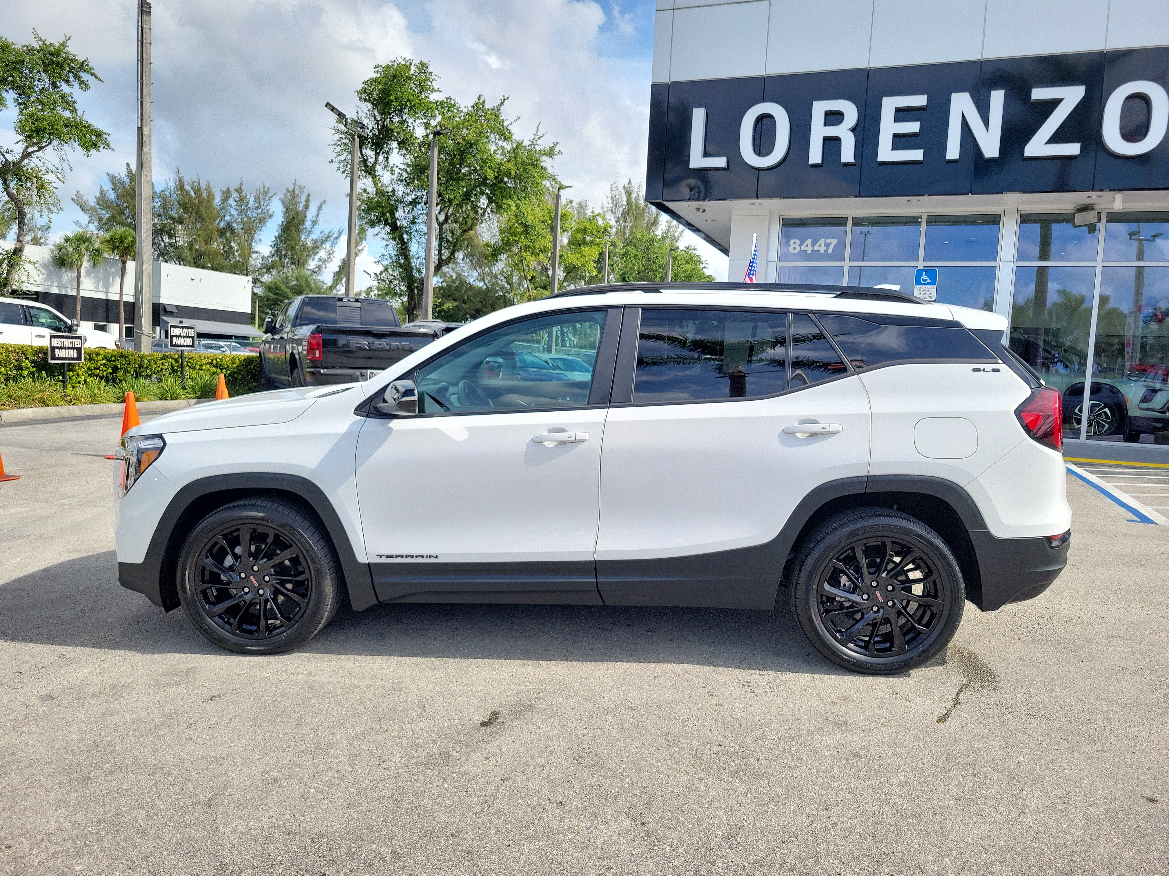 Used 2023 GMC Terrain SLE w/ Elevation Edition FWD image 8
