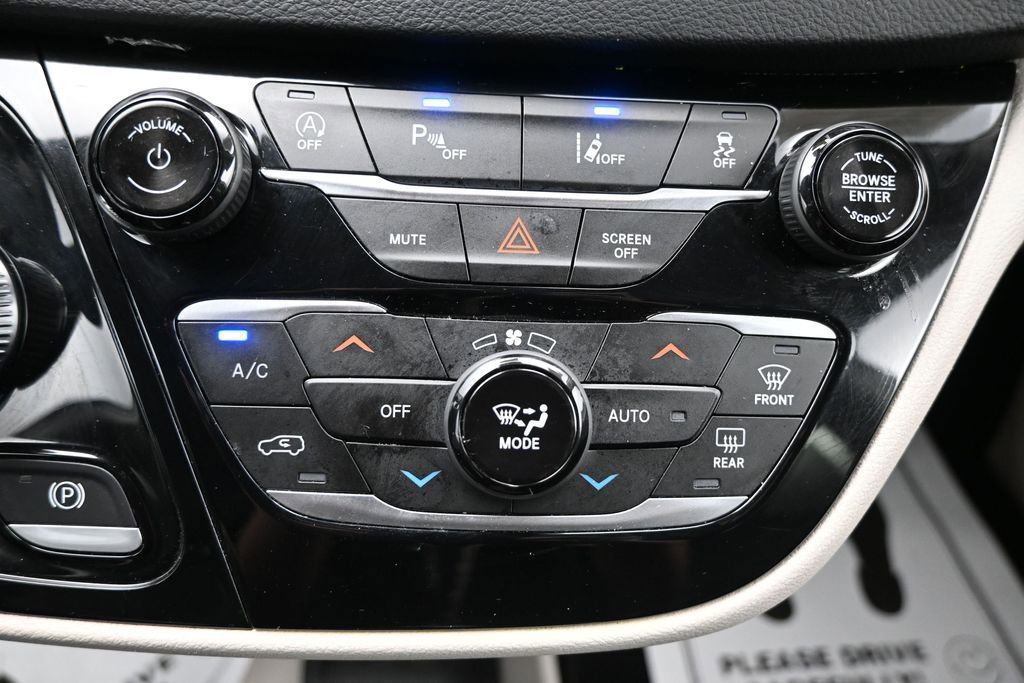 Used 2023 Chrysler Pacifica Touring-L FWD image 18