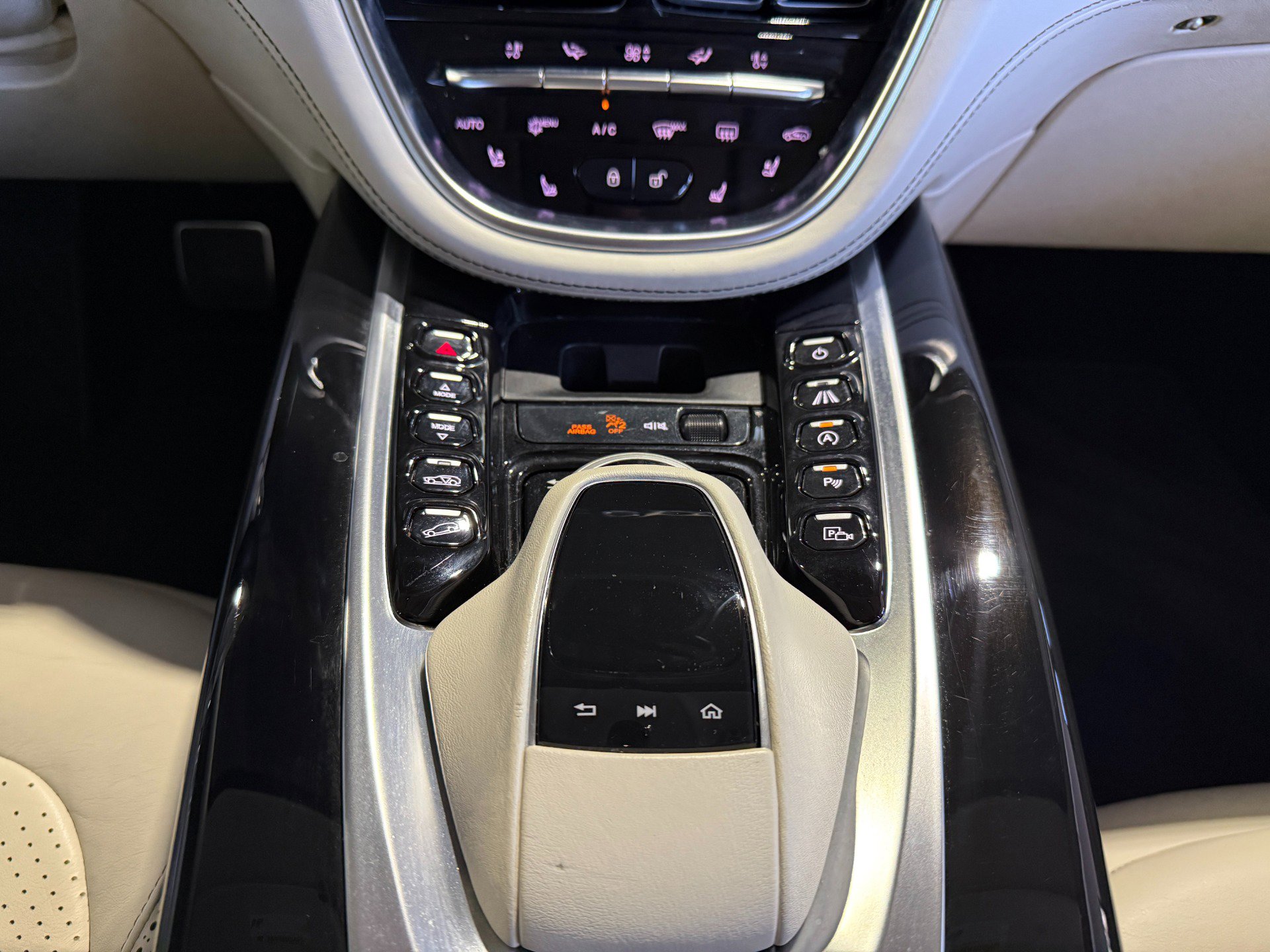 Used 2021 Aston Martin DBX image 40