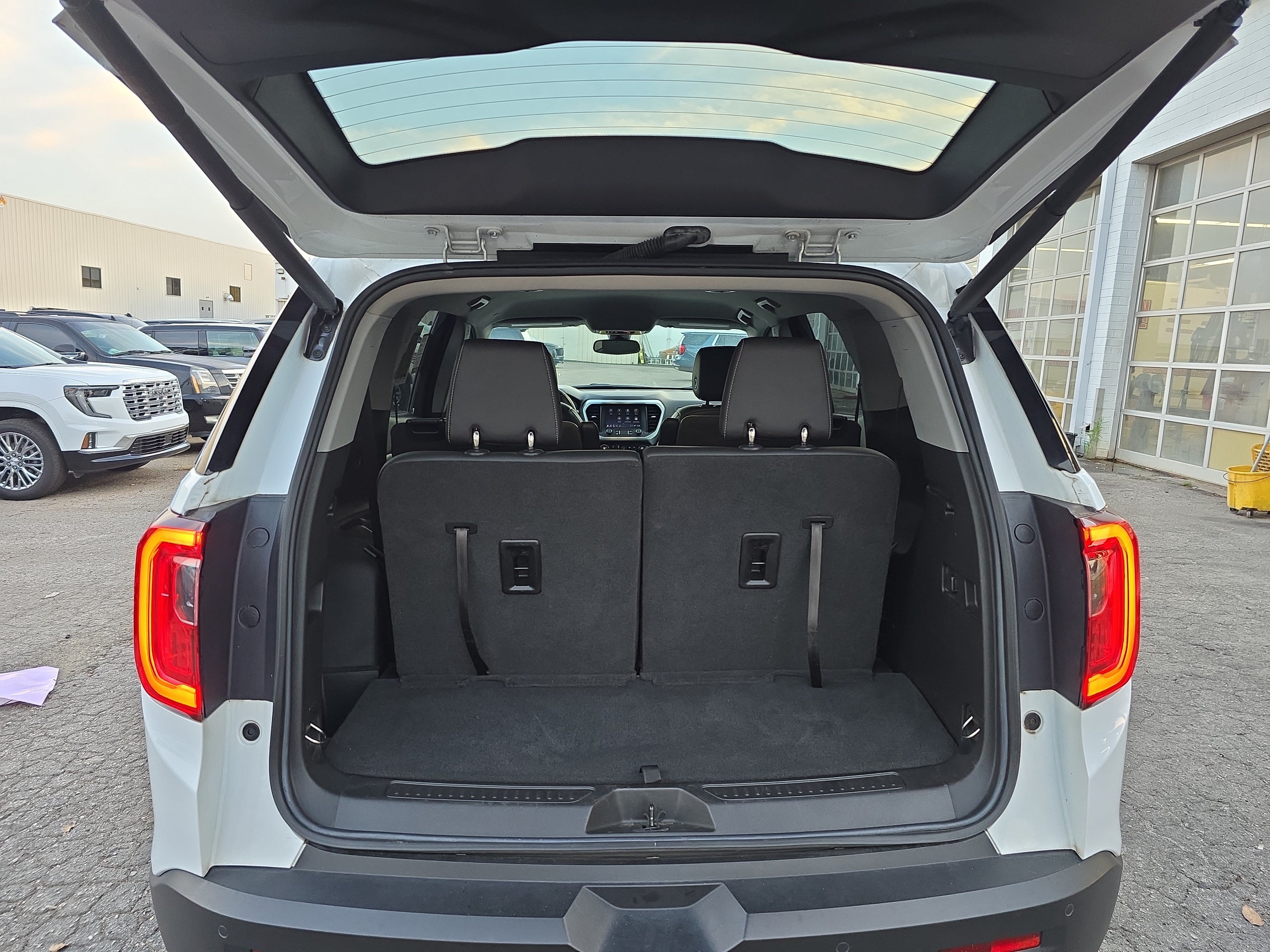 Used 2022 GMC Acadia SLT w/ Elevation Edition FWD image 13