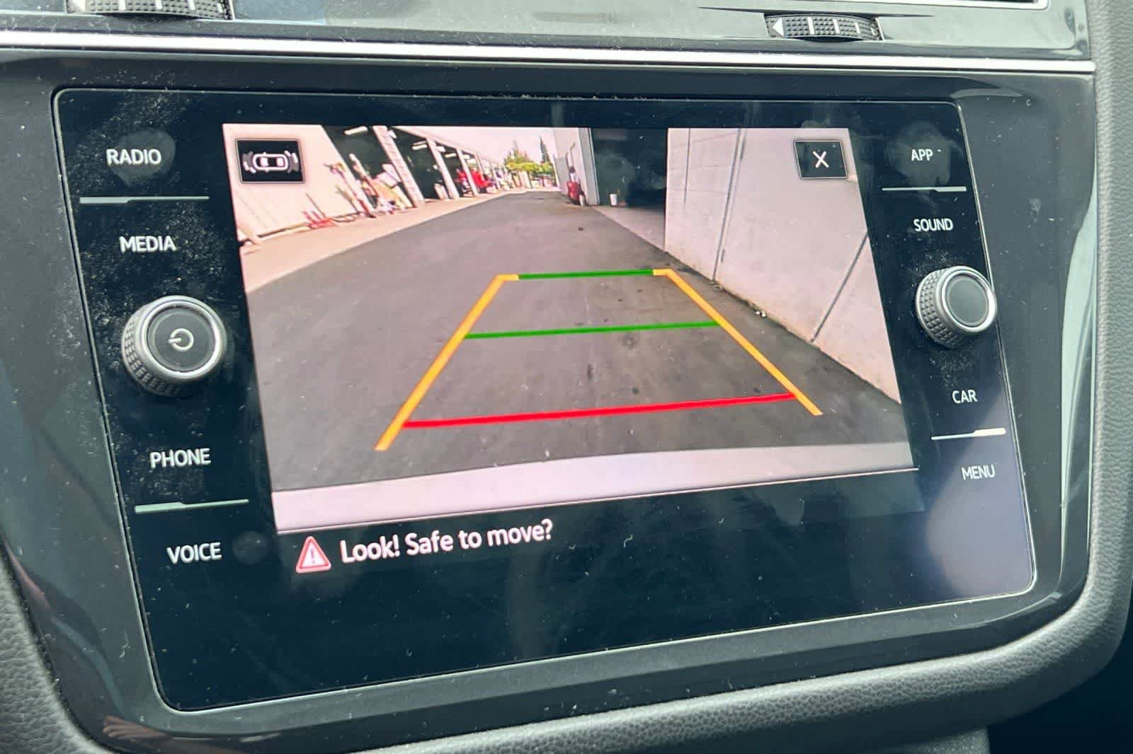 Used 2021 Volkswagen Tiguan SE w/ Panoramic Sunroof Package image 21
