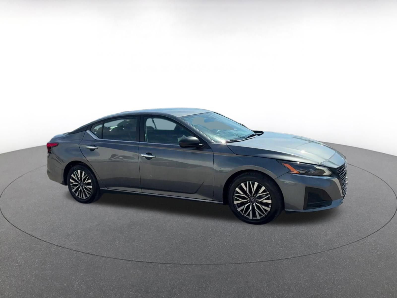 Used 2025 Nissan Altima 2.5 SV FWD image 2
