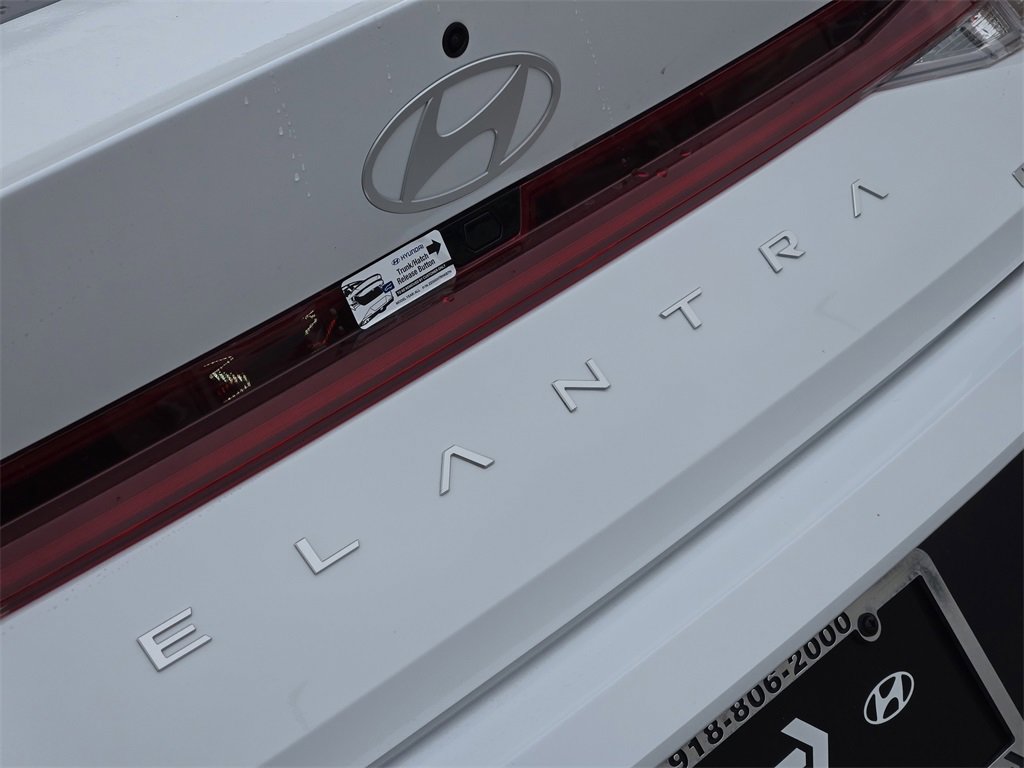 Used 2025 Hyundai Elantra Limited image 8
