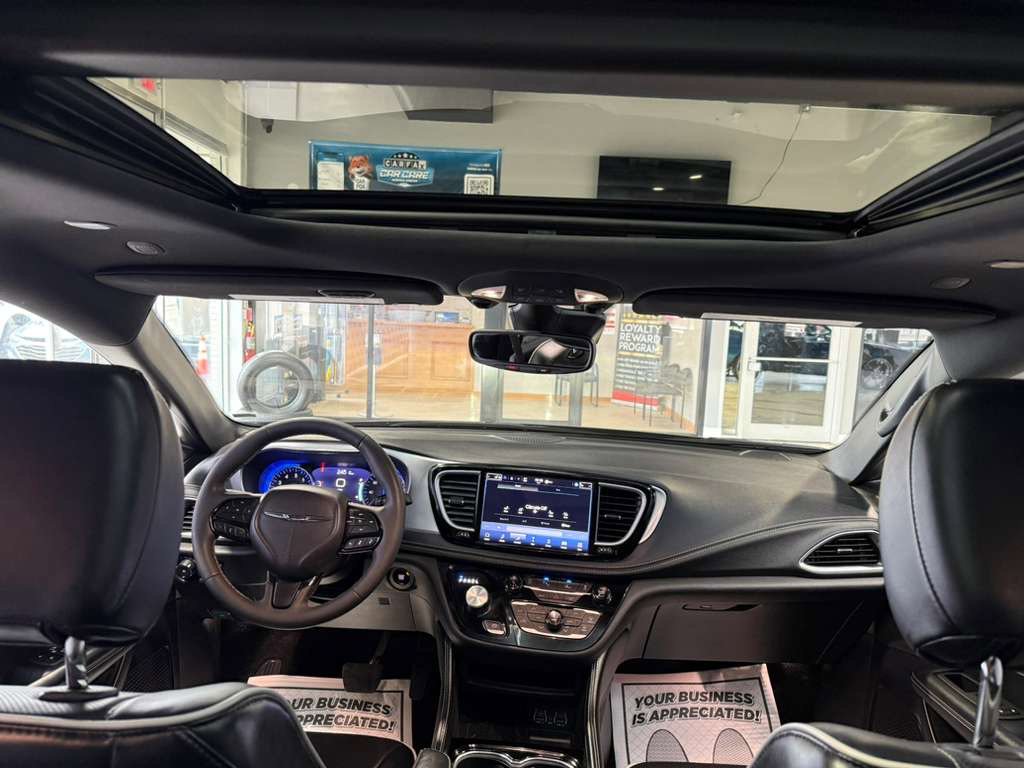 Used 2025 Chrysler Pacifica Limited FWD image 22