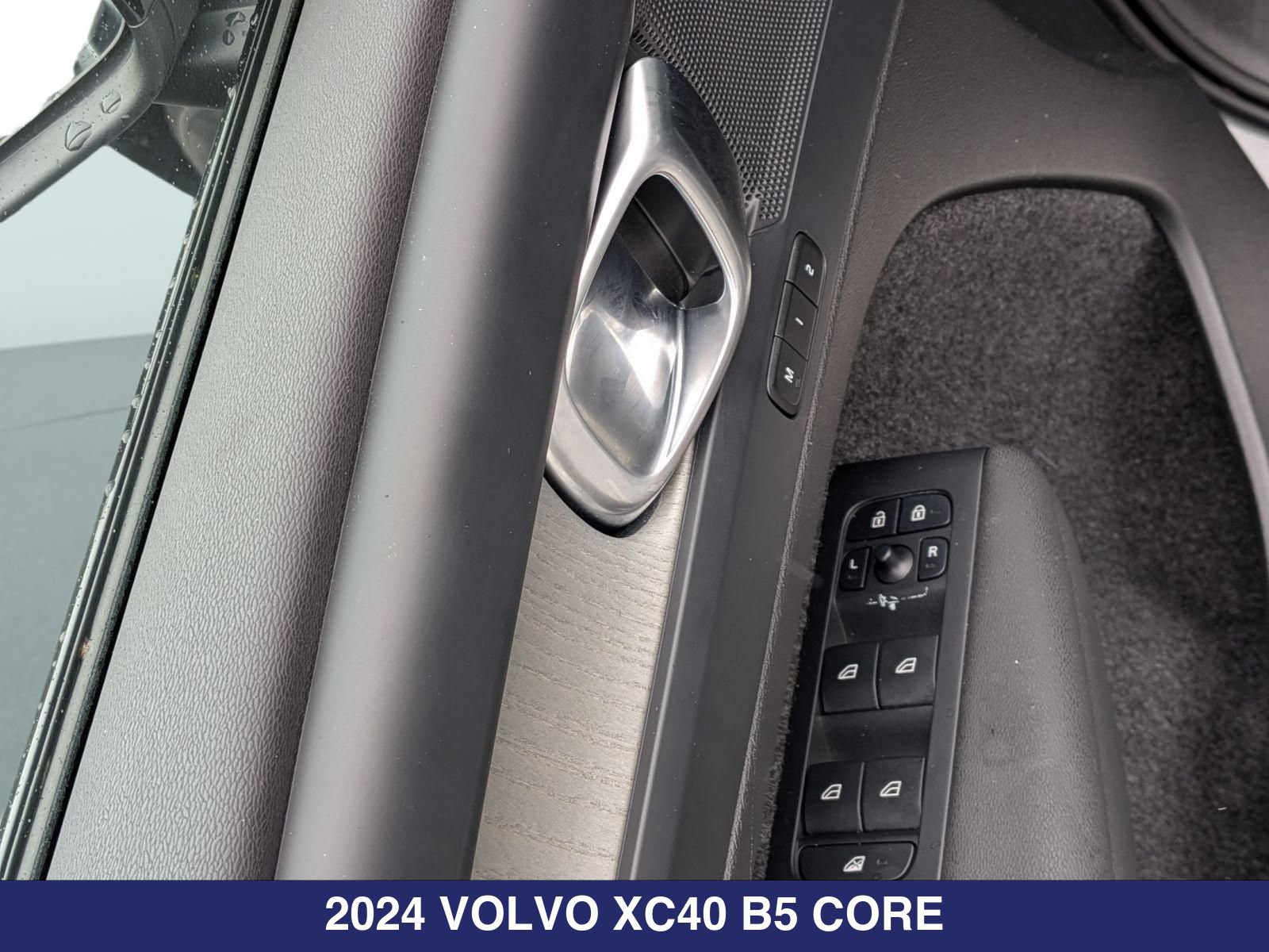 Used 2024 Volvo XC40 B5 Core AWD/4WD image 12